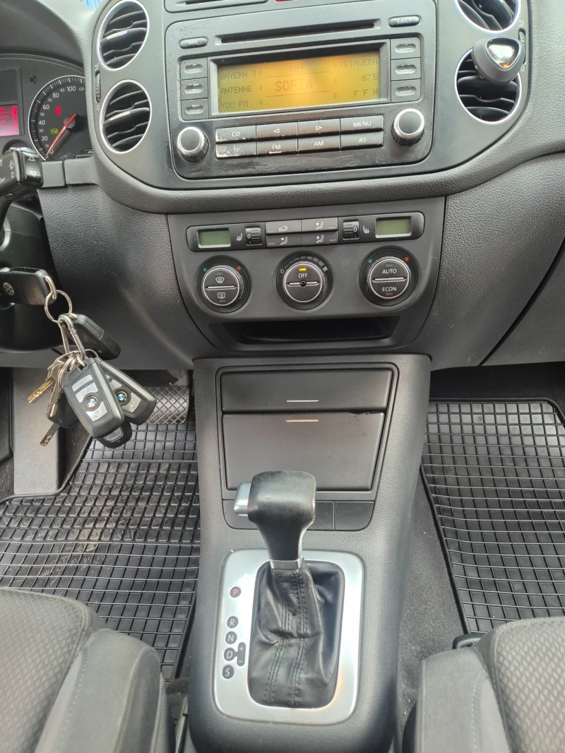 VW Golf Plus 1.6 FSI АВТОМАТИК!, снимка 12 - Автомобили и джипове - 52343115