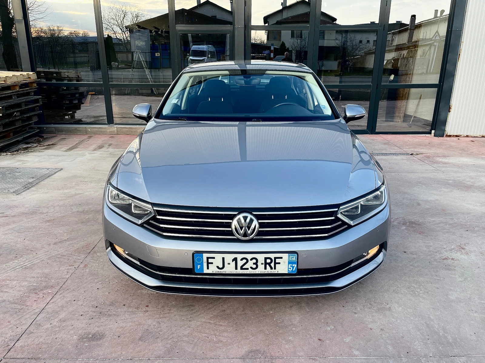 VW Passat NAVI* AVTOMAT* DISTRONIC* LIZING*  - изображение 2