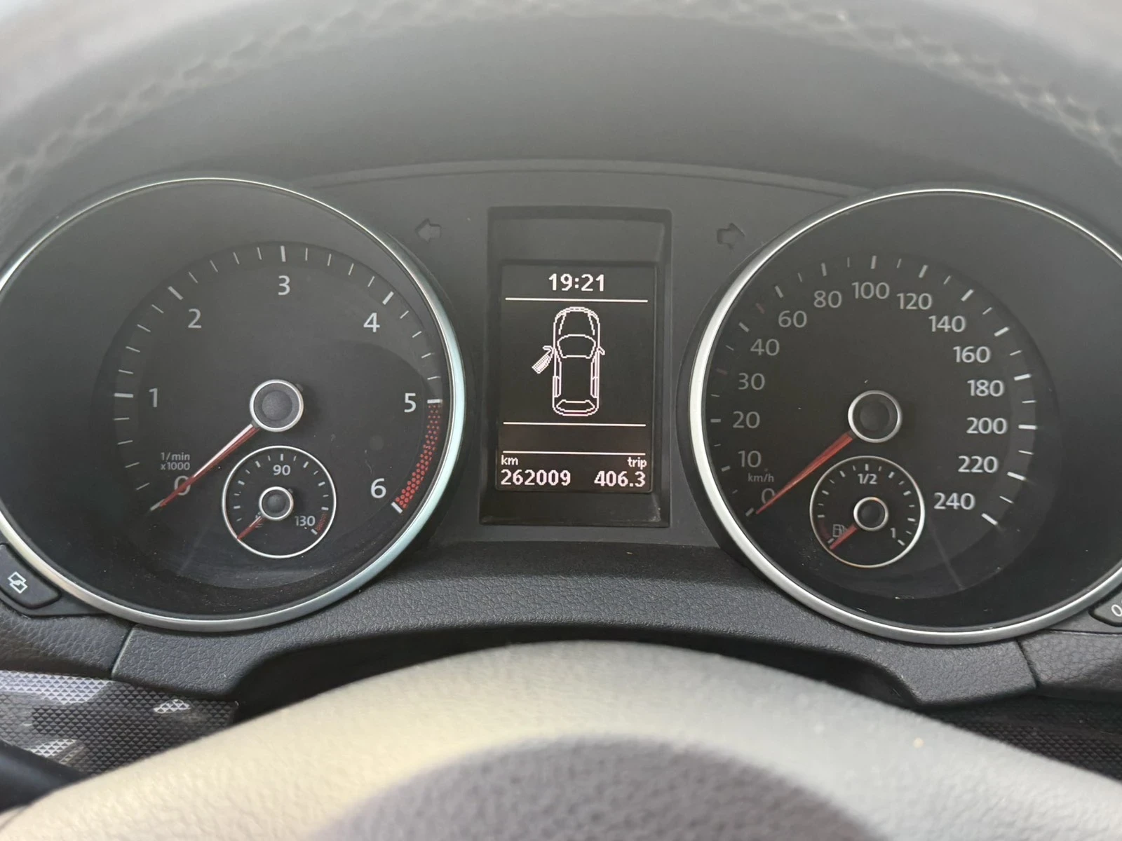 VW Golf 1.6 TDi, снимка 7 - Автомобили и джипове - 54511409