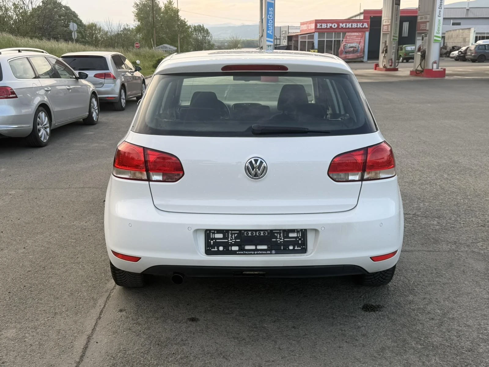VW Golf 1.6 TDi, снимка 4 - Автомобили и джипове - 54511409