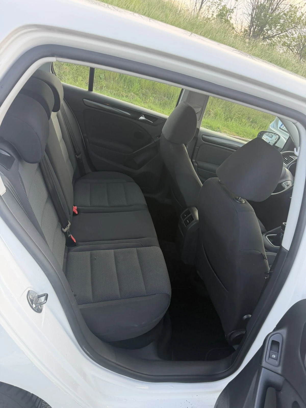 VW Golf 1.6 TDi, снимка 12 - Автомобили и джипове - 54511409