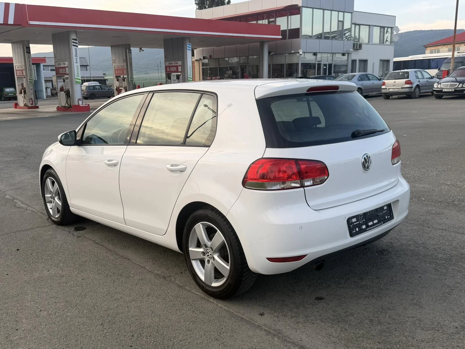 VW Golf 1.6 TDi, снимка 3 - Автомобили и джипове - 54511409
