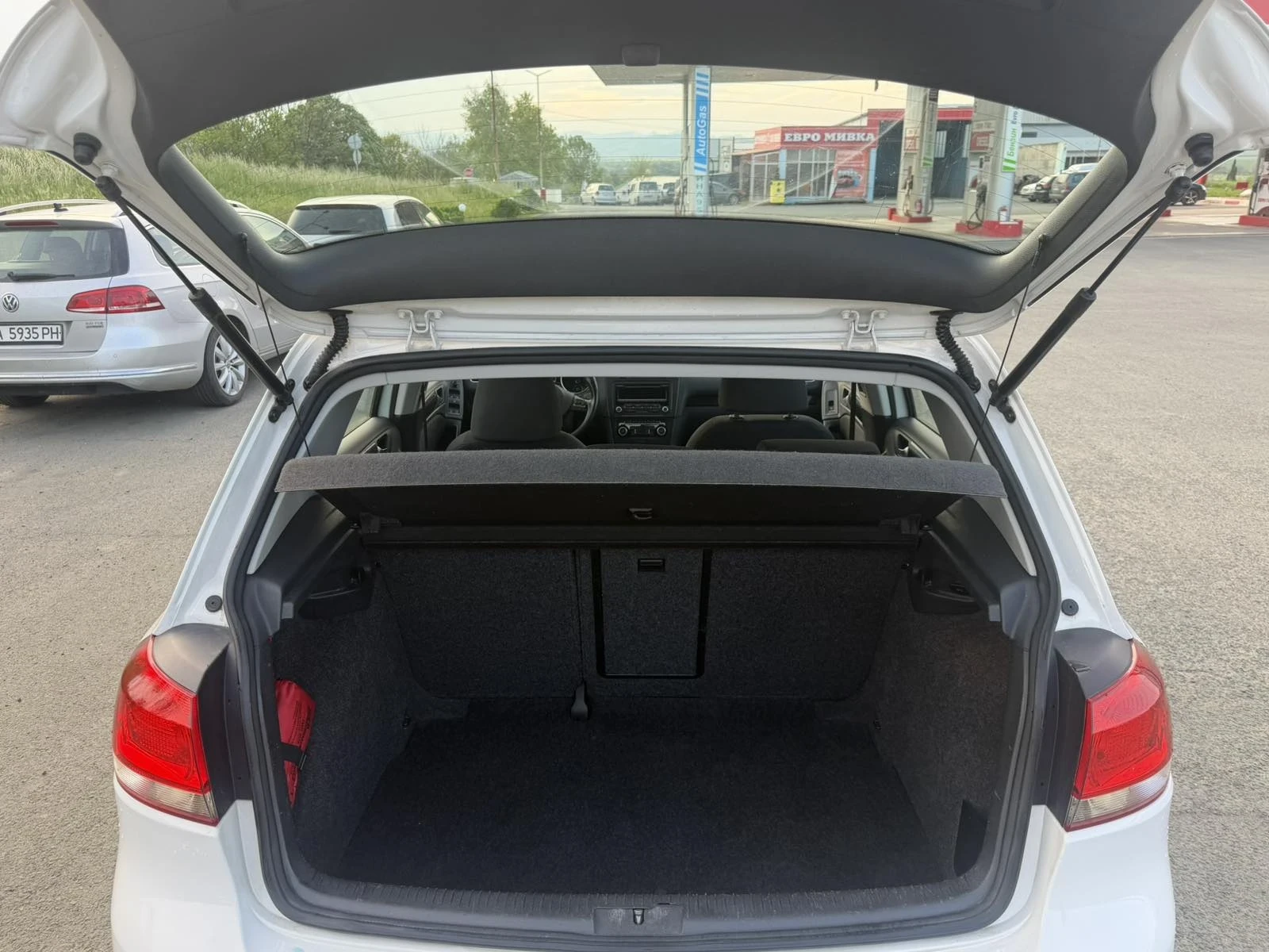 VW Golf 1.6 TDi, снимка 6 - Автомобили и джипове - 54511409