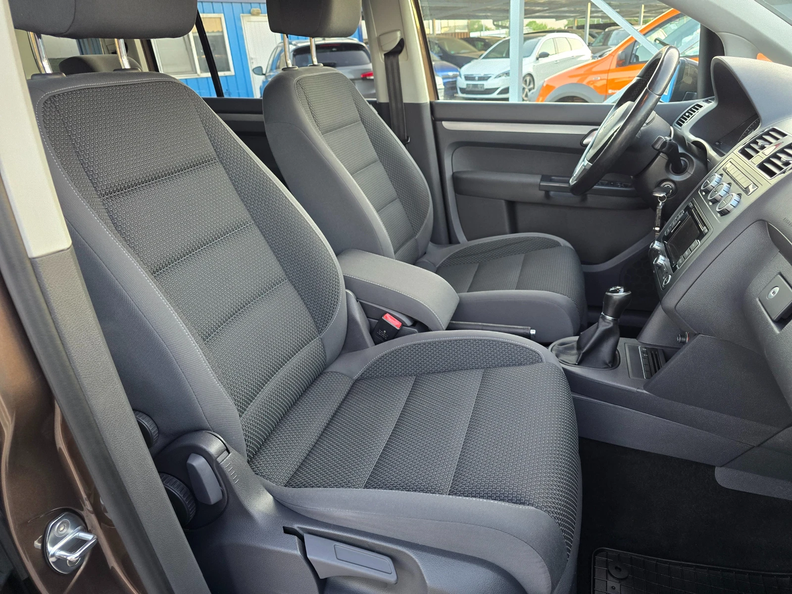 VW Touran 1.6TDI EURO 5b! ! НАВИГАЦИЯ, снимка 10 - Автомобили и джипове - 55651177