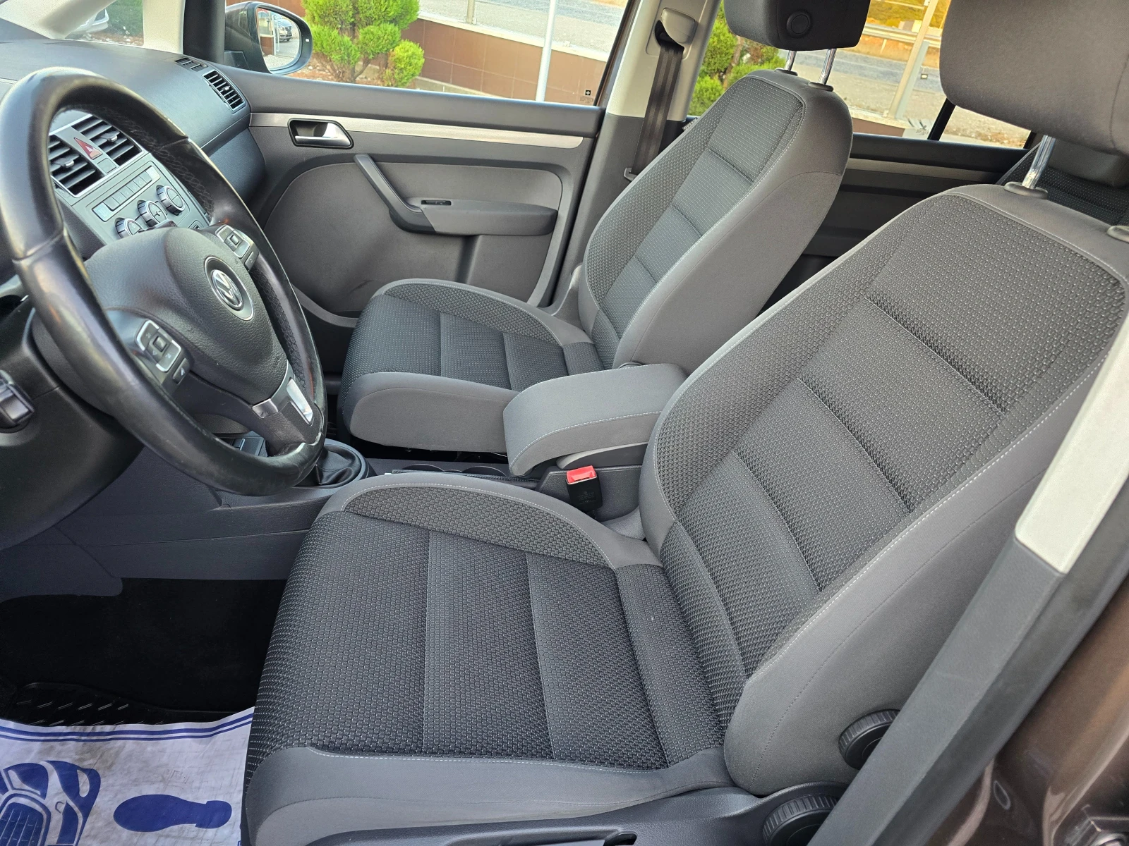 VW Touran 1.6TDI EURO 5b! ! НАВИГАЦИЯ, снимка 13 - Автомобили и джипове - 55651177
