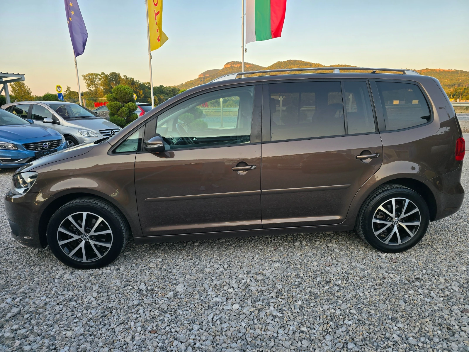 VW Touran 1.6TDI EURO 5b! ! НАВИГАЦИЯ, снимка 2 - Автомобили и джипове - 55651177