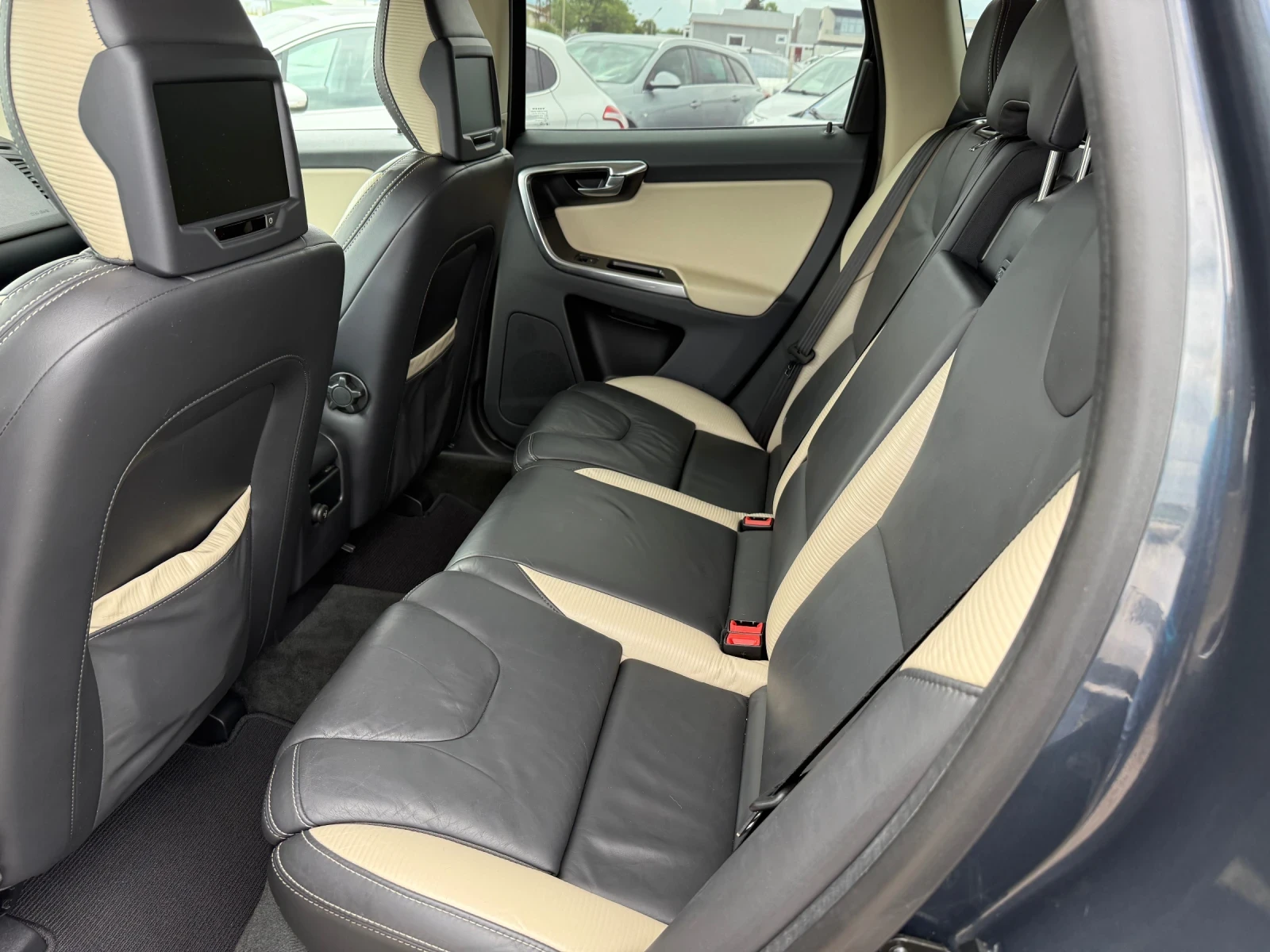 Volvo XC60 2.4D CH 4x4 R-design 233ks - изображение 6
