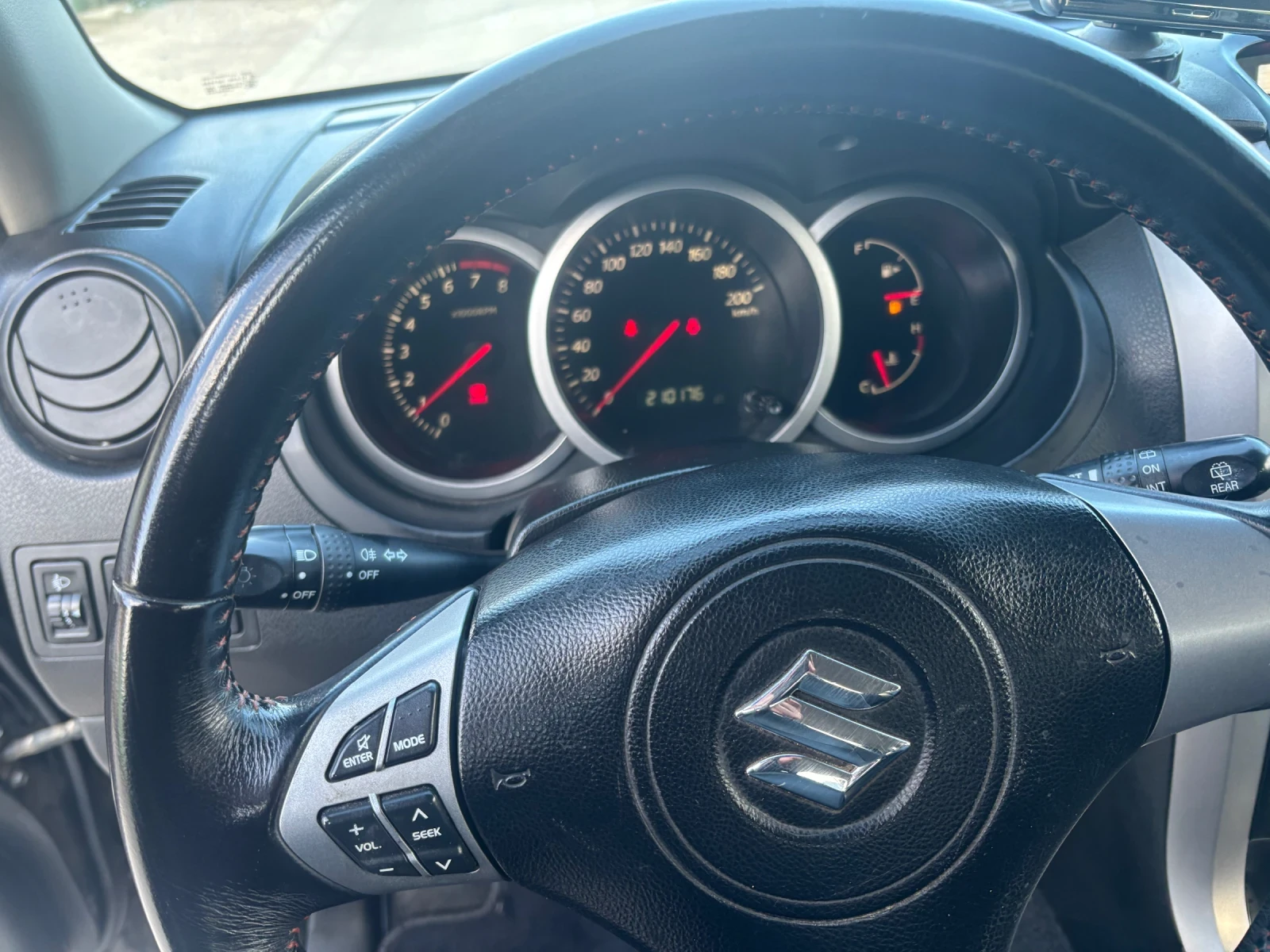 Suzuki Grand vitara 1.6 Бензин 4х4 Клима Кожа - изображение 9