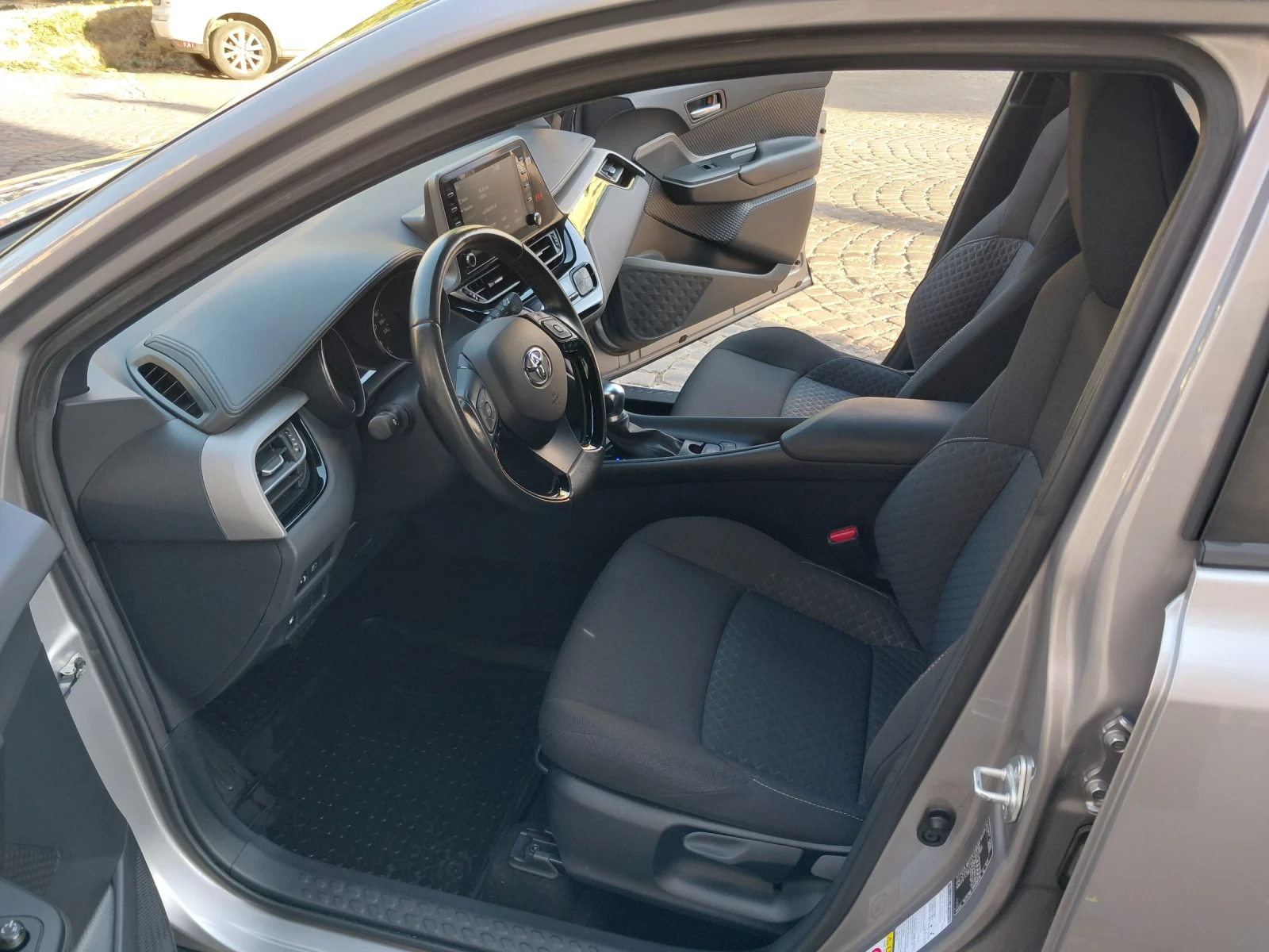 Toyota C-HR Бензин, снимка 9 - Автомобили и джипове - 54373931