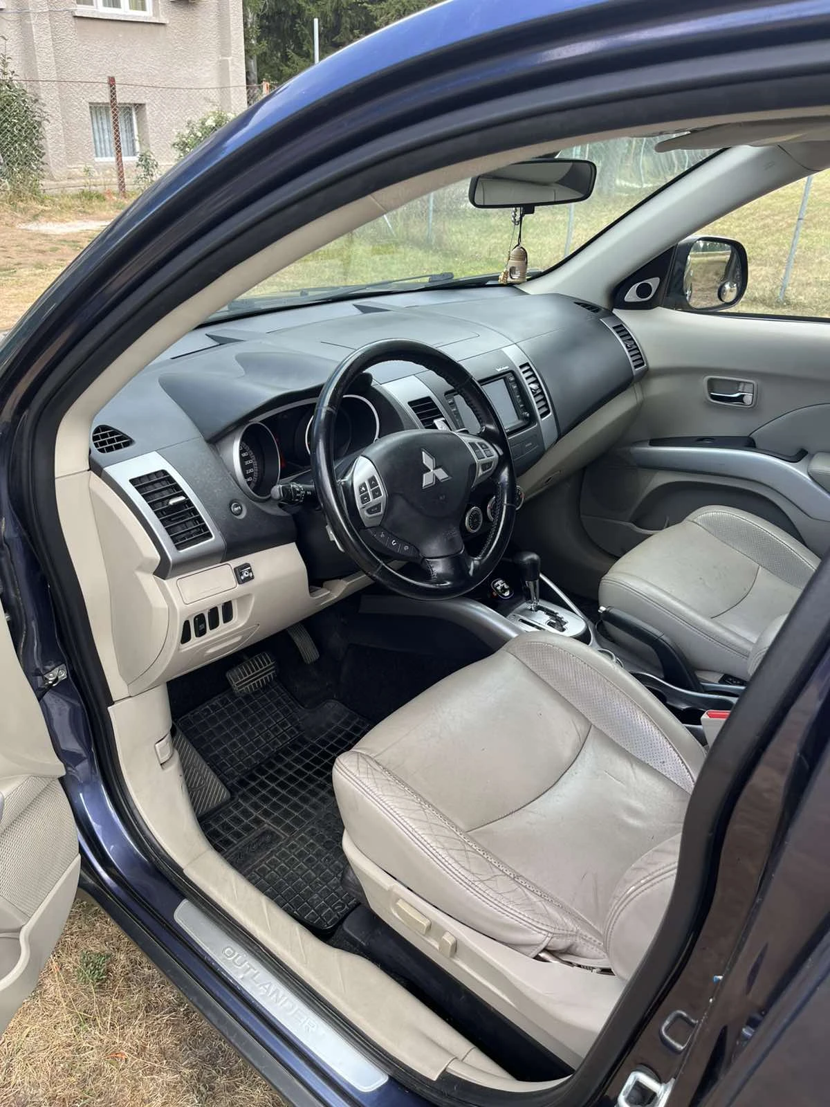 Mitsubishi Outlander 2.4 Instyle+ 4х4 7 Места ГАЗ, снимка 8 - Автомобили и джипове - 55825953