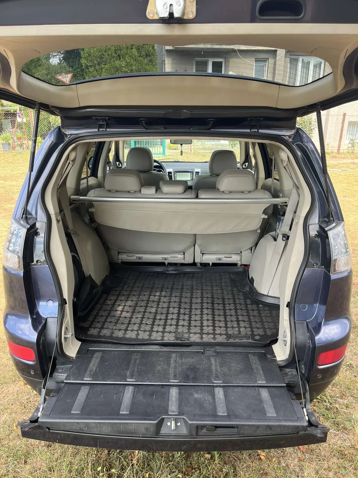 Mitsubishi Outlander 2.4 Instyle+ 4х4 7 Места ГАЗ, снимка 13 - Автомобили и джипове - 55825953