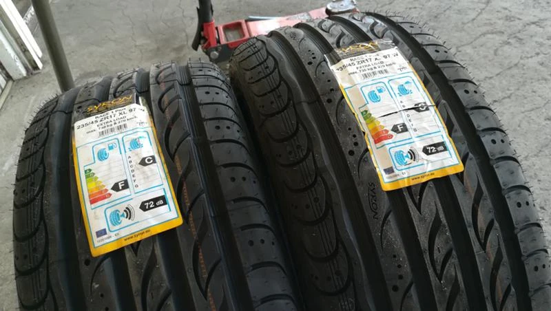 Гуми Летни 235/45R17, снимка 2 - Гуми и джанти - 26340778