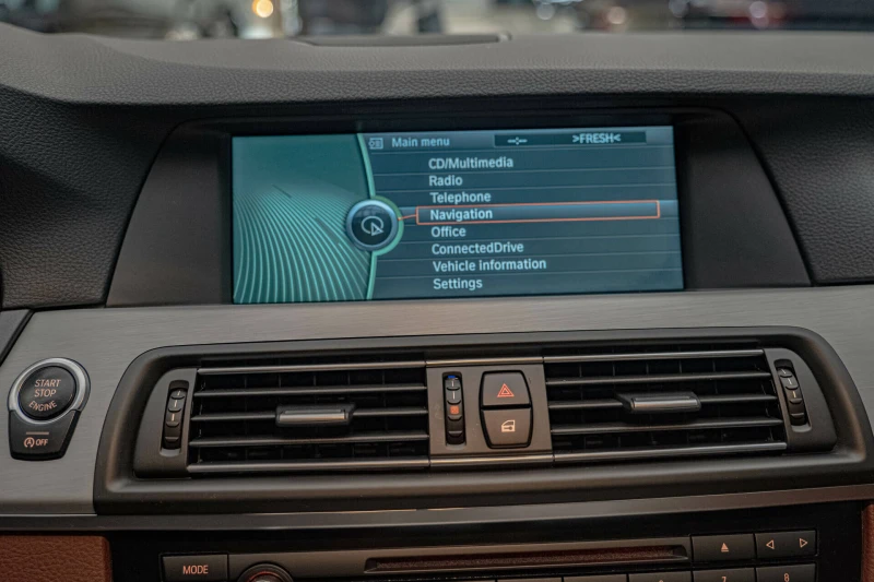 BMW 530 F11/xDrive/Night Vision/Панорама/Dynamic Drive/Под, снимка 15 - Автомобили и джипове - 51991713