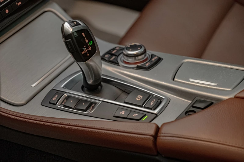 BMW 530 F11/xDrive/Night Vision/Панорама/Dynamic Drive/Под, снимка 12 - Автомобили и джипове - 51991713