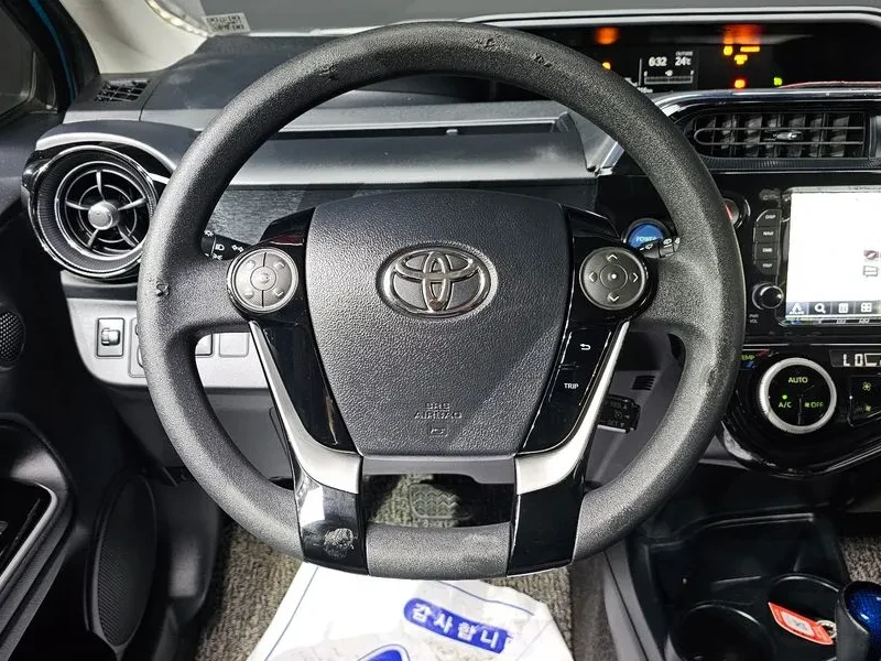 Toyota Prius C 1.5, снимка 15 - Автомобили и джипове - 55198638