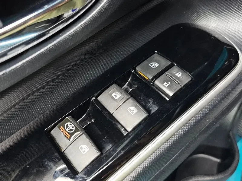 Toyota Prius C 1.5, снимка 13 - Автомобили и джипове - 55198638