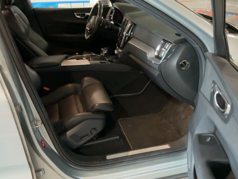 Volvo XC60 D5-Гаранция-R-Design/Pano/360cam/Подгрев/Keyless, снимка 5 - Автомобили и джипове - 53535289