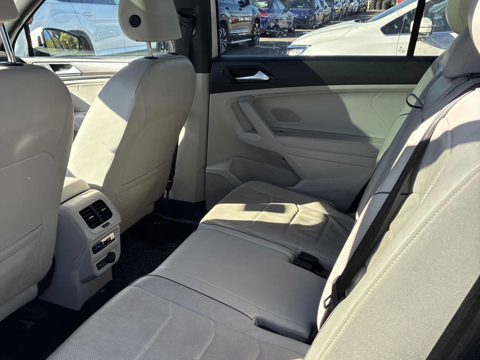 VW Tiguan Highline R-Line/360/Dis/Fender/Обдухване, снимка 12 - Автомобили и джипове - 56244454