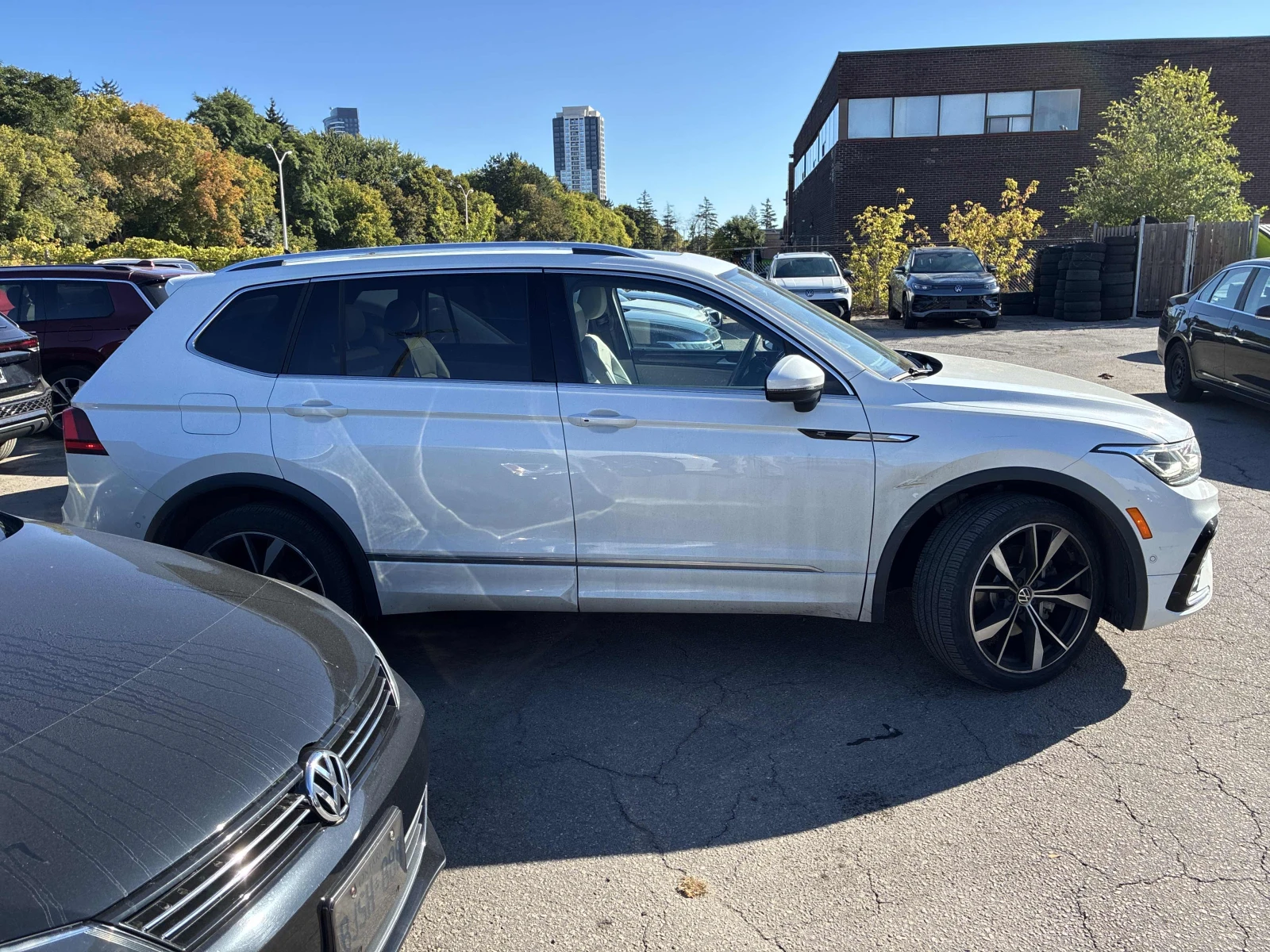VW Tiguan Highline R-Line/360/Dis/Fender/Обдухване, снимка 3 - Автомобили и джипове - 56244454