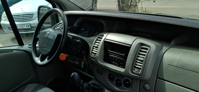Renault Trafic 2.0  115kc Дълга база 211000м 9  местен, снимка 9 - Бусове и автобуси - 49939085