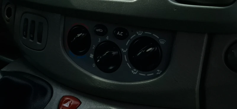 Renault Trafic 2.0  115kc Дълга база 211000м 9  местен, снимка 10 - Бусове и автобуси - 49939085