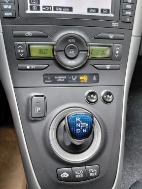 Toyota Auris Хибрид - автомат, снимка 11