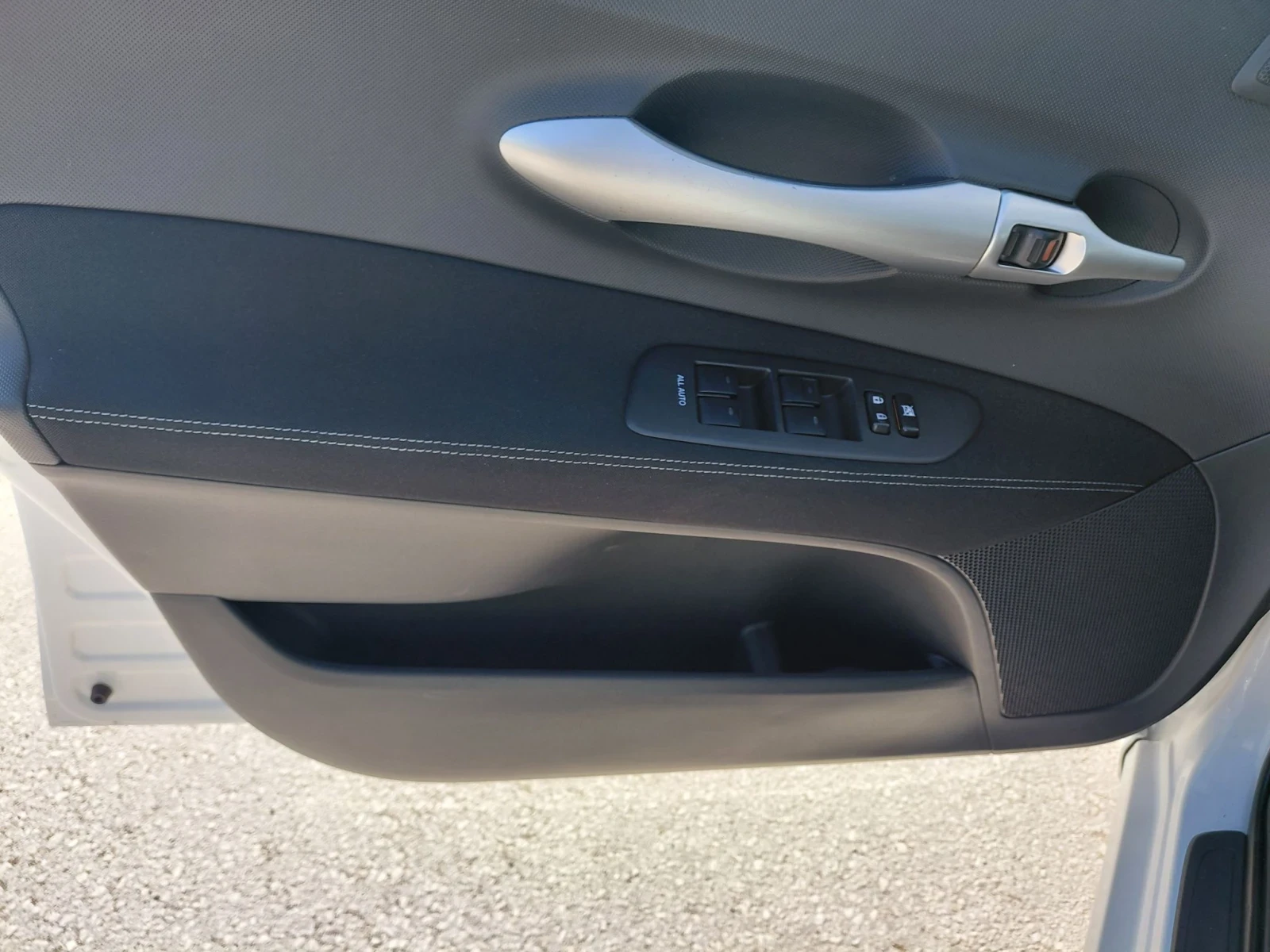 Toyota Auris Хибрид - автомат, снимка 8 - Автомобили и джипове - 56374435