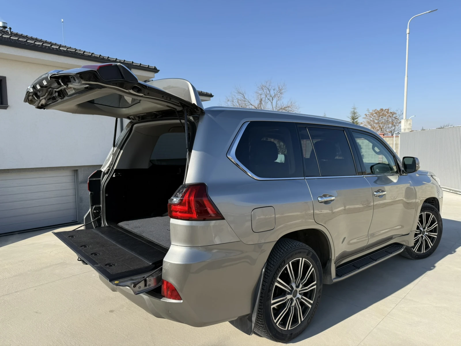 Lexus LX 570  - изображение 4