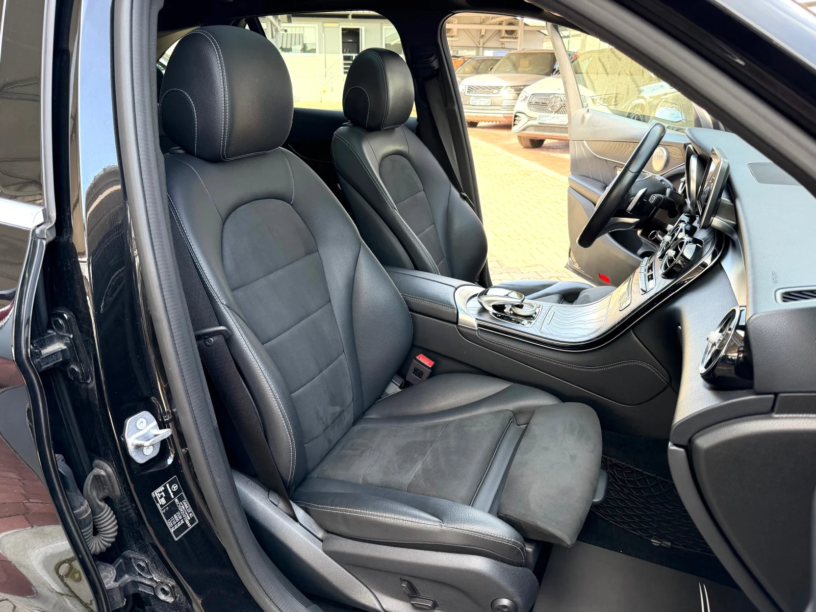 Mercedes-Benz GLC 350 D#AMG STYLE#PANORAMA#NAVI#CAMERA#ALCANTAR#102000KM, снимка 9 - Автомобили и джипове - 53818034