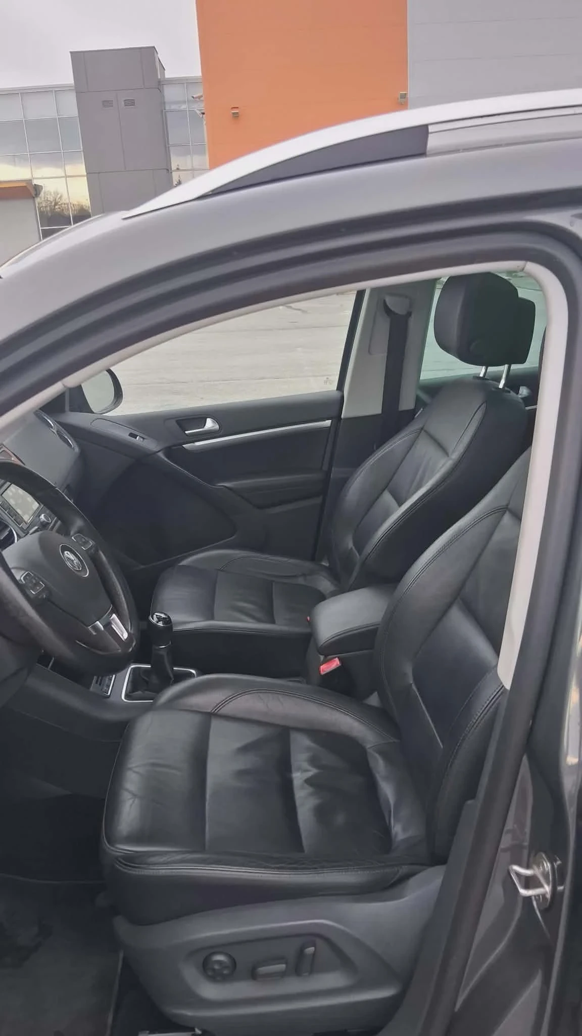 VW Tiguan, снимка 16 - Автомобили и джипове - 54128453