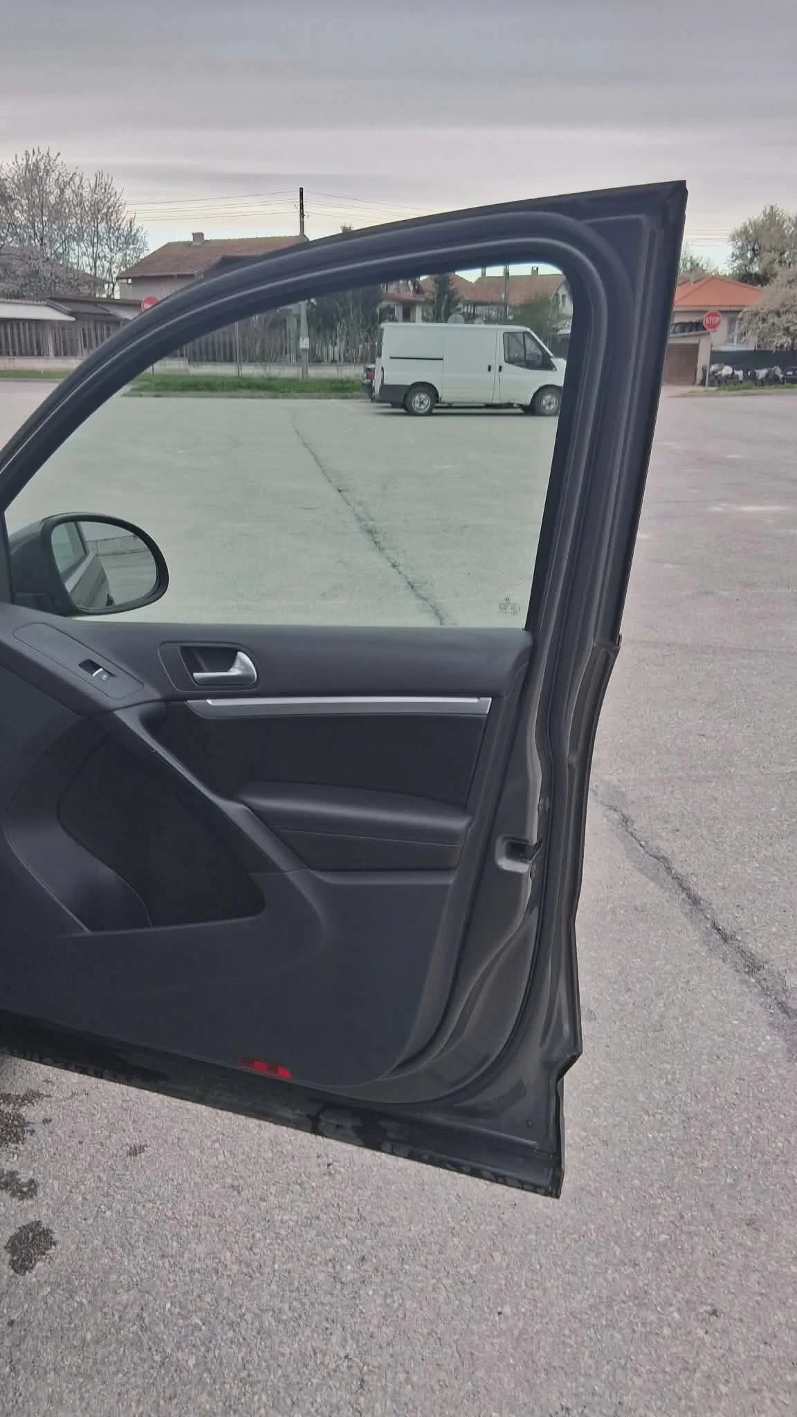 VW Tiguan, снимка 4 - Автомобили и джипове - 54128453