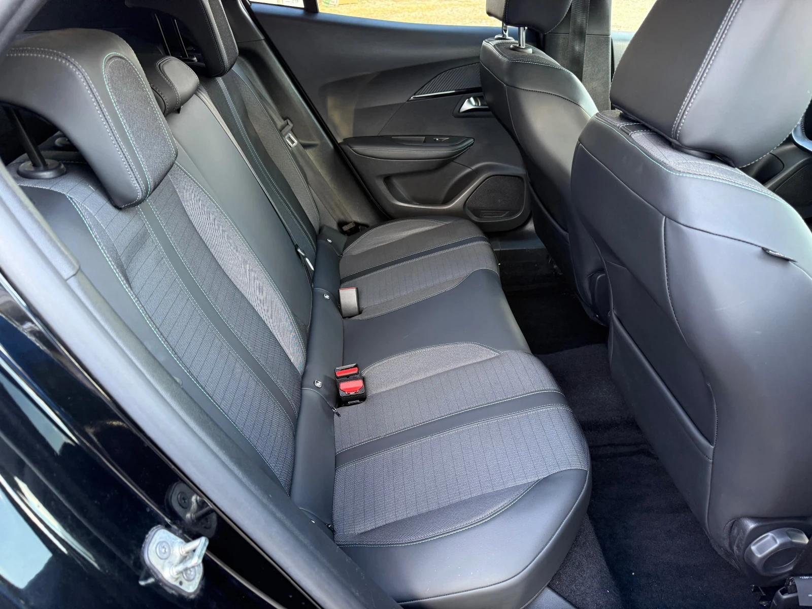 Peugeot 2008 1.5 HDI | EAT8 | LED | Camera, снимка 13 - Автомобили и джипове - 56316403