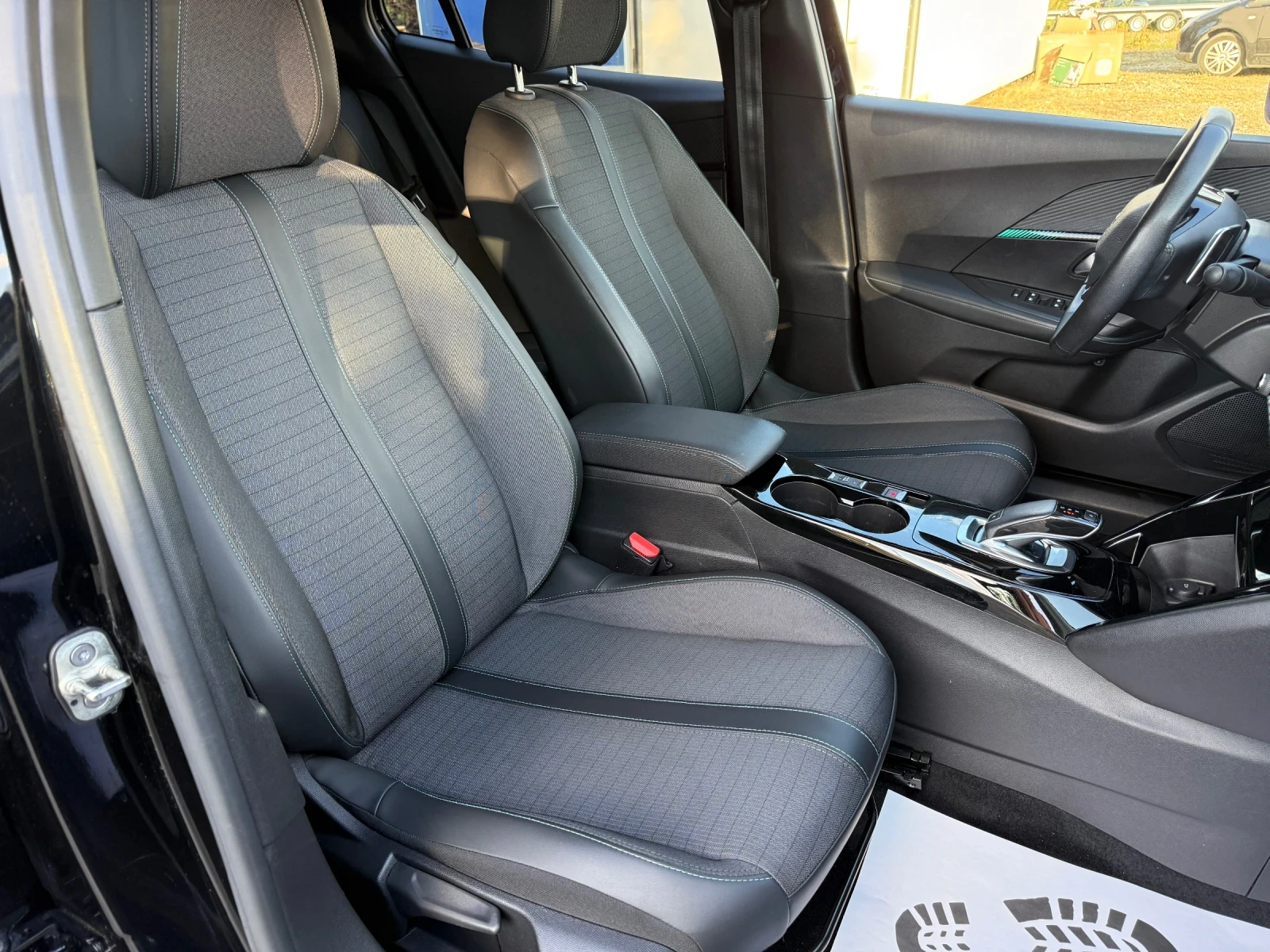 Peugeot 2008 1.5 HDI | EAT8 | LED | Camera, снимка 9 - Автомобили и джипове - 56316403