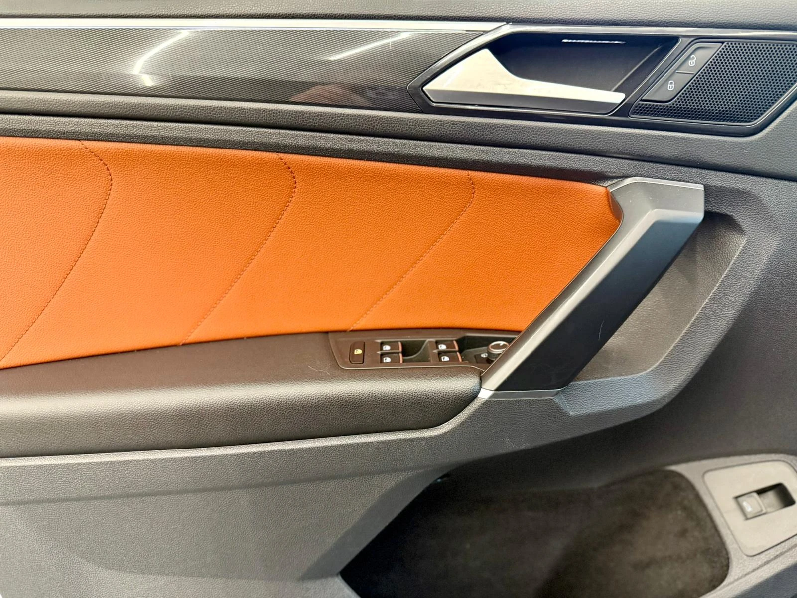 VW Tiguan 4Motion* Подгрев* Table*  DSG* R-Line*  Лизинг, снимка 7 - Автомобили и джипове - 54869757