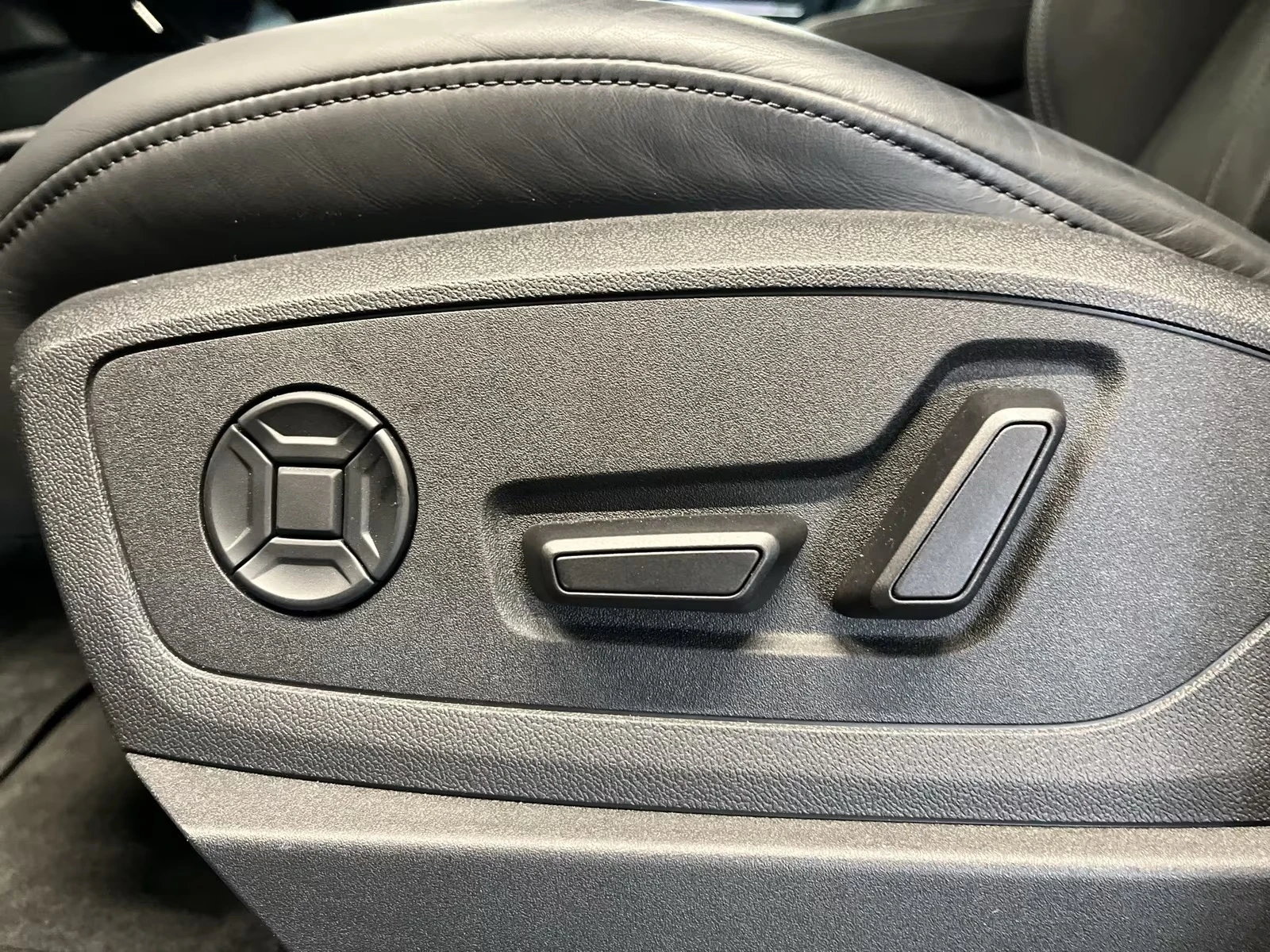Audi Q8 55 E-TRON / QUATTRO / HUD / VIRTUAL PLUS / AIR, снимка 11 - Автомобили и джипове - 55202420