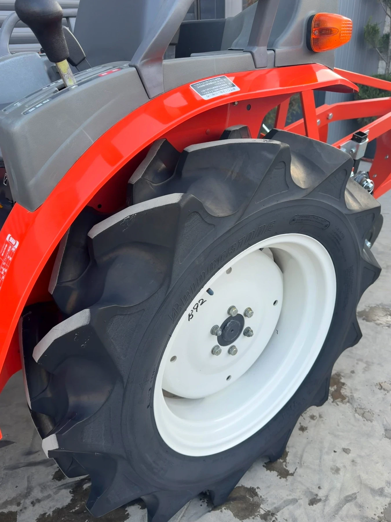 Трактор Kubota B92 КАТО НОВ!, снимка 17 - Селскостопанска техника - 53748830