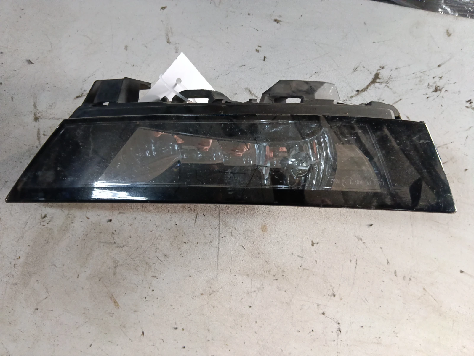 халоген десен 5JA941700D счупена щипка Skoda Rapid