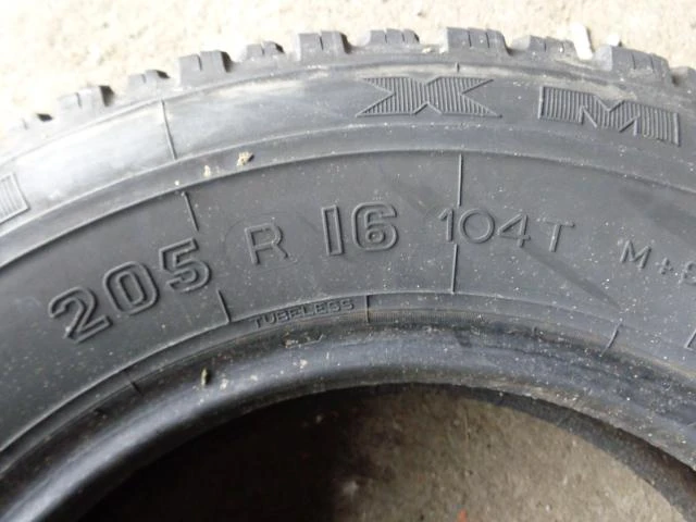 Гуми Зимни 205/80R16, снимка 4 - Гуми и джанти - 19424610