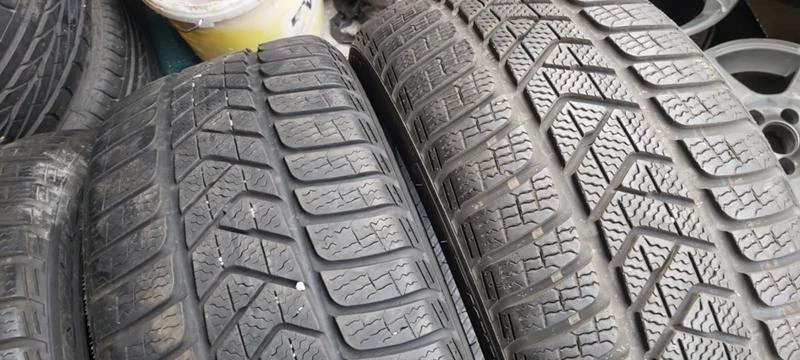 Гуми Зимни 225/40R18, снимка 3 - Гуми и джанти - 34706816