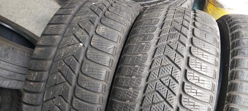 Гуми Зимни 225/40R18, снимка 2 - Гуми и джанти - 34706816