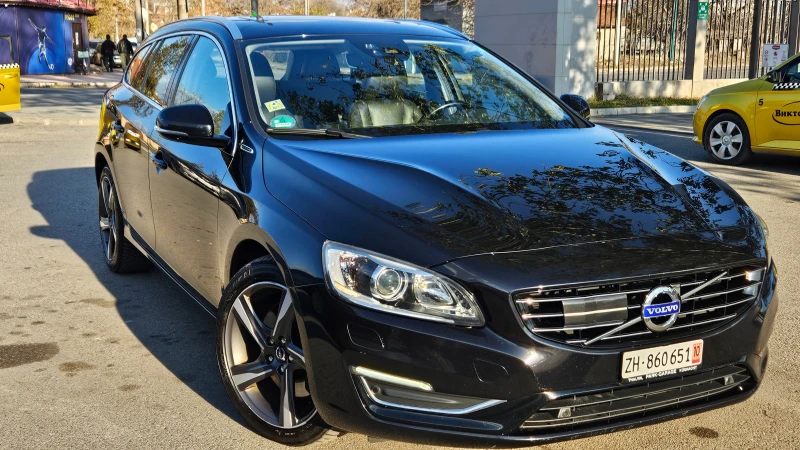 Volvo V60 D6 AWD Plugin-hybrid; R- Design; Швейцария, снимка 1 - Автомобили и джипове - 48620381