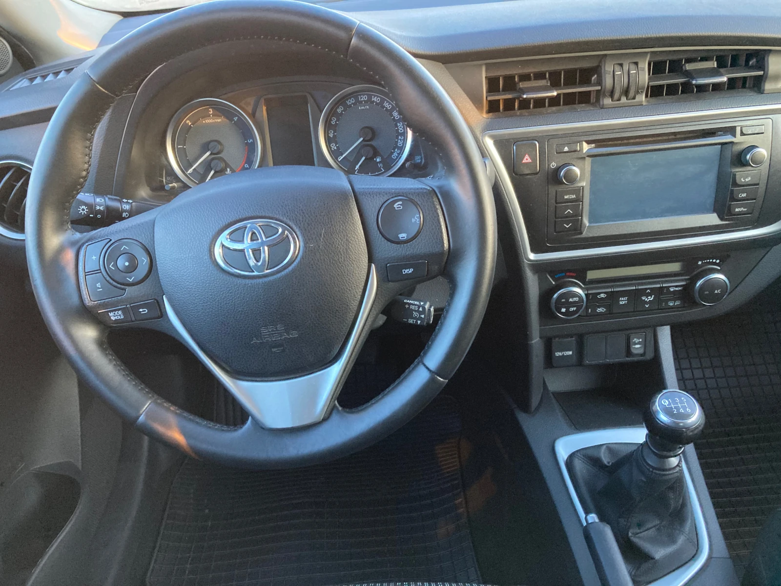 Toyota Auris 1.4D4D - изображение 8