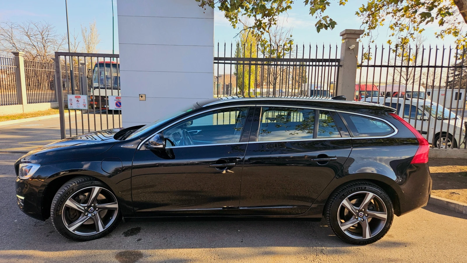 Volvo V60 D6 AWD Plugin-hybrid; R- Design; Швейцария - изображение 4