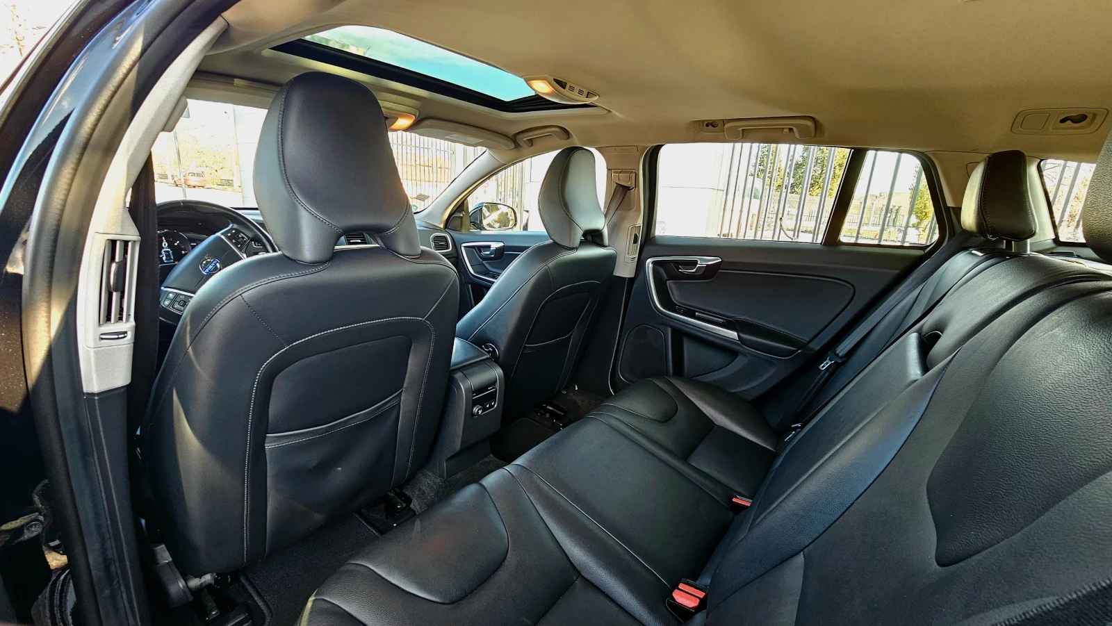Volvo V60 D6 AWD Plugin-hybrid; R- Design; Швейцария - изображение 7