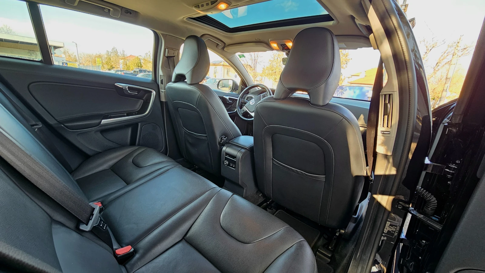 Volvo V60 D6 AWD Plugin-hybrid; R- Design; Швейцария - изображение 8