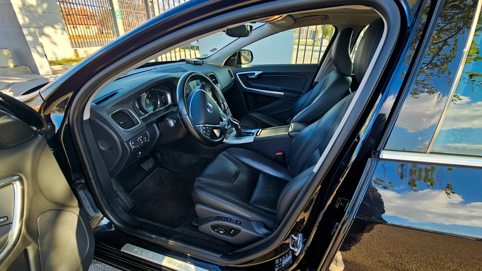 Volvo V60 D6 AWD Plugin-hybrid; R- Design; Швейцария - изображение 9