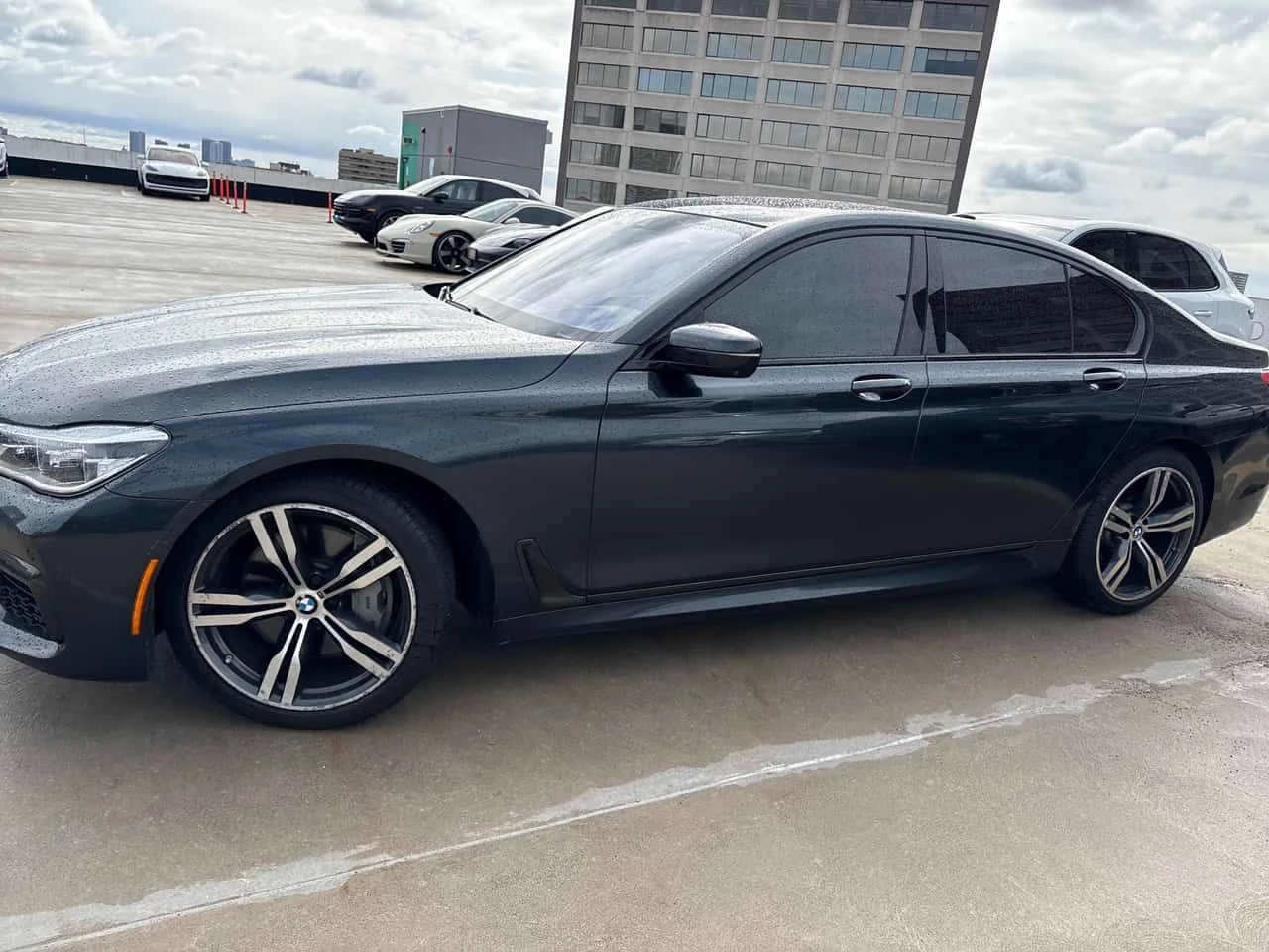 BMW 750 | DISTRONIC | HUD | HARMAN KARDON | ОБДУХВАНЕ | , снимка 2 - Автомобили и джипове - 54372665