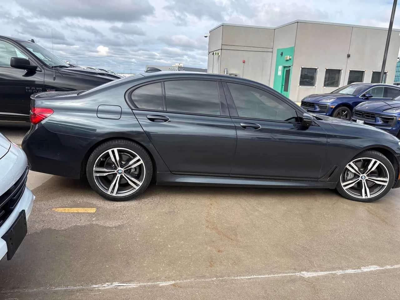 BMW 750 | DISTRONIC | HUD | HARMAN KARDON | ОБДУХВАНЕ | , снимка 3 - Автомобили и джипове - 54372665