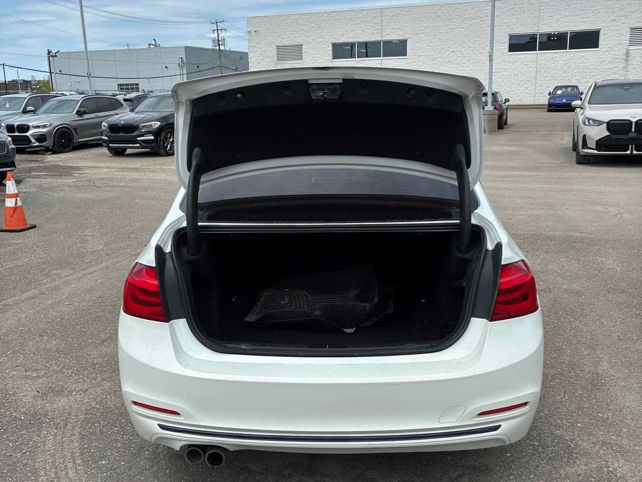 BMW 330 i xDrive/ПОДГРЕВИ/ШИБИДАХ/OT BMW, снимка 12 - Автомобили и джипове - 54759662