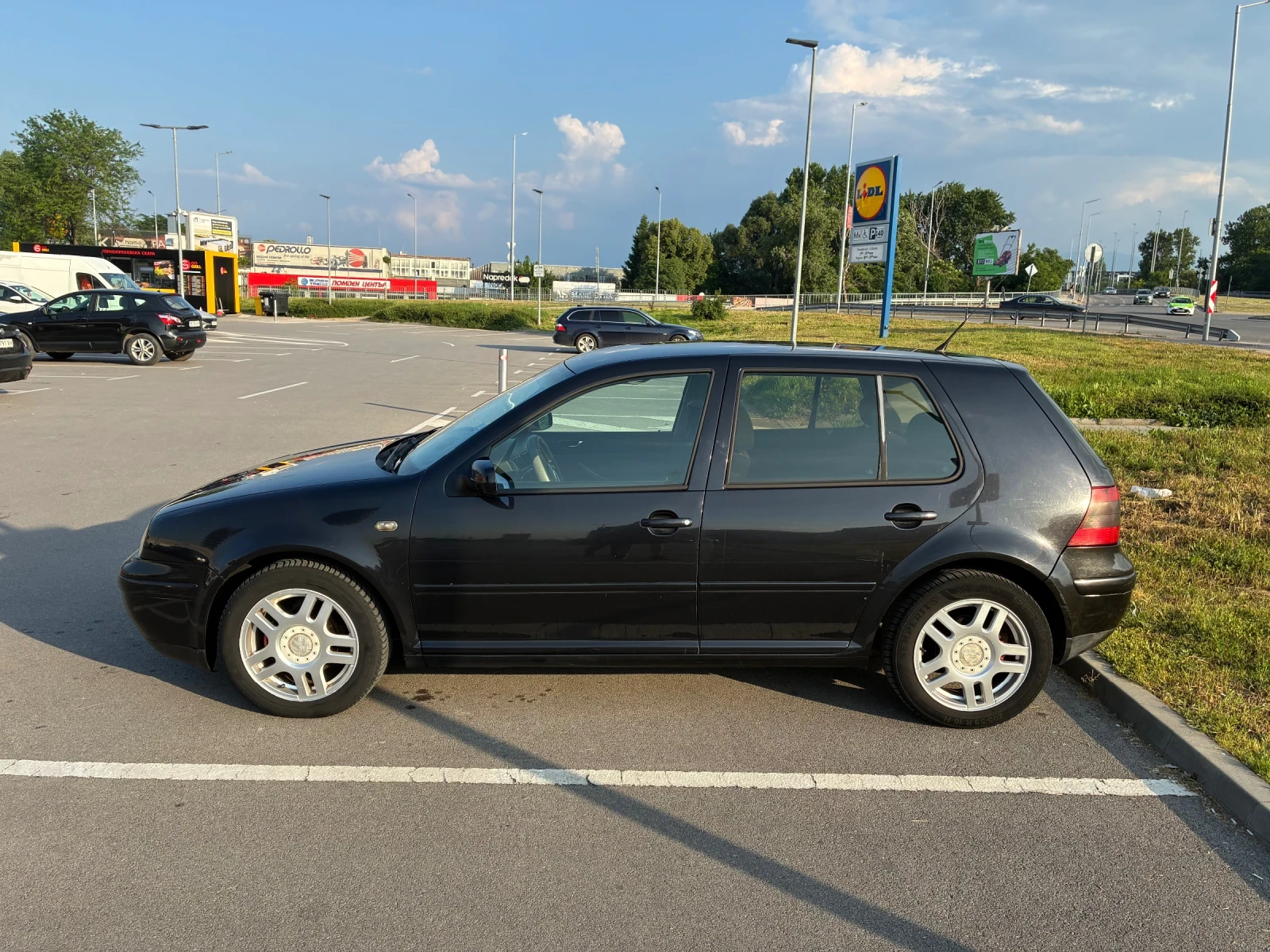 VW Golf 1.6i ГАЗ КЛИМАТИК 4ВРАТИ РЕГИСТРИРАН ОБСЛУЖЕН, снимка 2 - Автомобили и джипове - 54811928